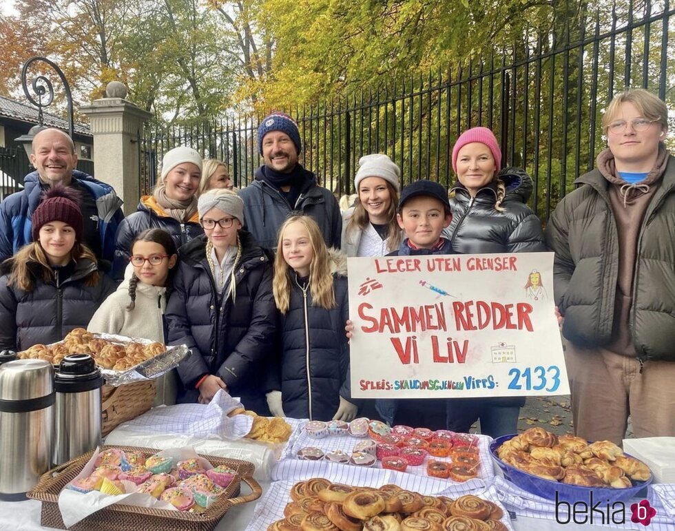 Haakon y Mette-Marit de Noruega y sus hijos Ingrid Alexandra y Sverre Magnus en un acto solidario en Skaugum