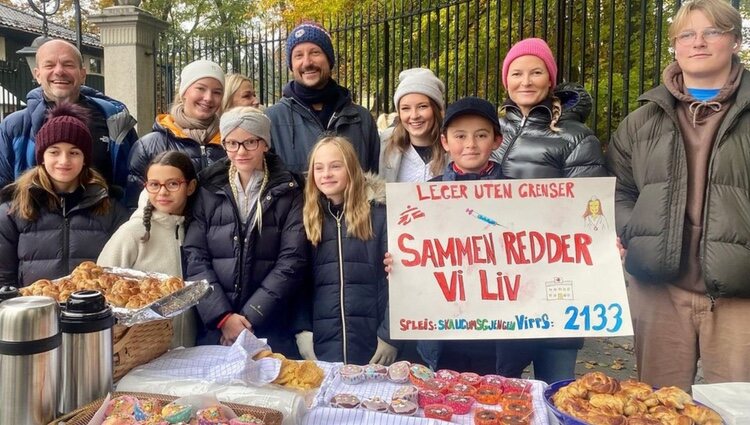 Haakon y Mette-Marit de Noruega y sus hijos Ingrid Alexandra y Sverre Magnus en un acto solidario en Skaugum