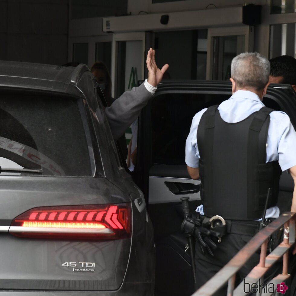 Kiko Rivera saluda desde el coche tras recibir el alta