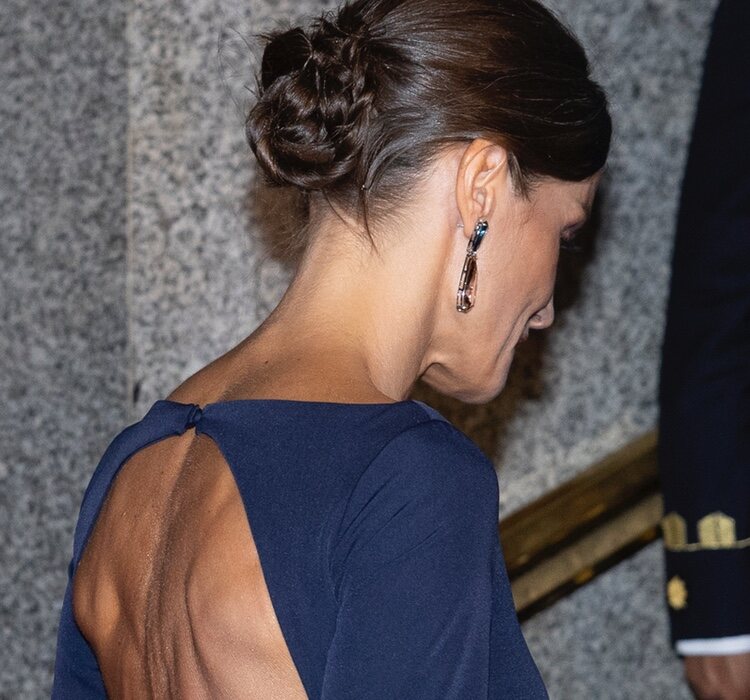 La musculada espalda de la Reina Letizia en el estreno de 'Aída' en el Teatro Real