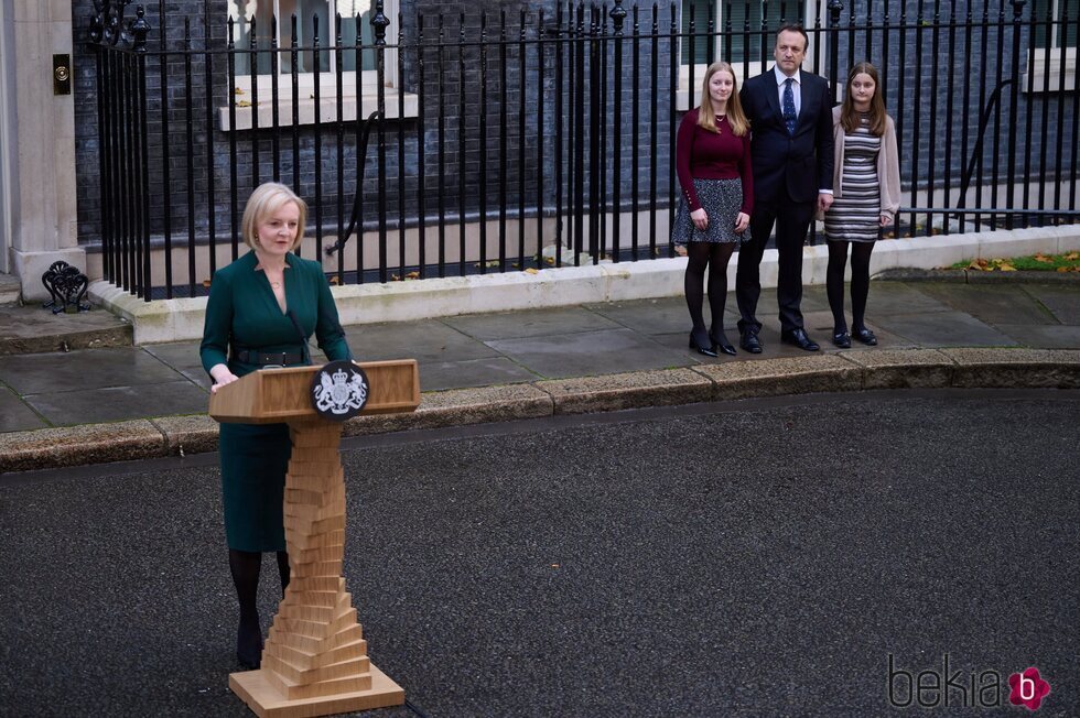 El marido y las hijas de Liz Truss escuchan el mensaje de despedida de Liz Truss como Primera Ministra