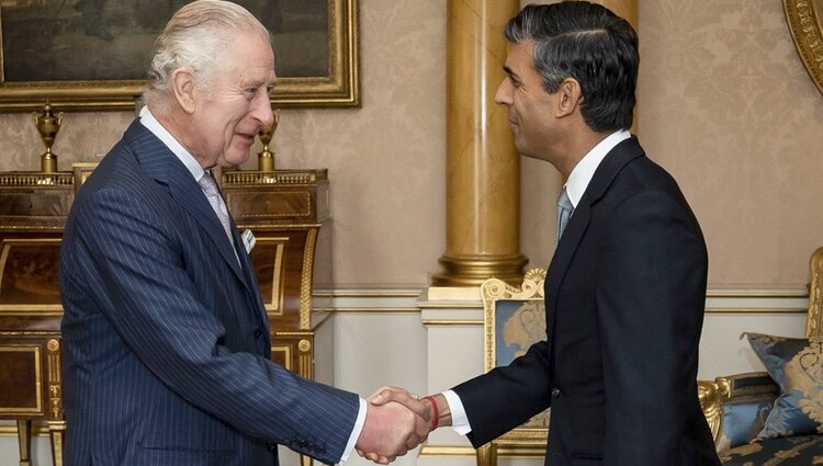 El Rey Carlos III en su primera audiencia con Rishi Sunak