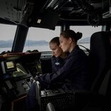 Ingrid Alexandra de Noruega recibe explicaciones durante su visita a la Armada Noruega