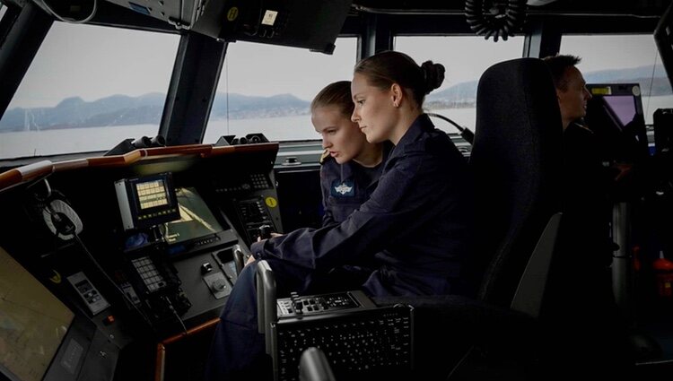 Ingrid Alexandra de Noruega recibe explicaciones durante su visita a la Armada Noruega