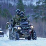 Ingrid Alexandra de Noruega conduciendo un vehículo militar en su visita a la Brigada Norte del Ejército Noruego