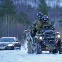 Ingrid Alexandra de Noruega conduciendo un vehículo militar en su visita a la Brigada Norte del Ejército Noruego