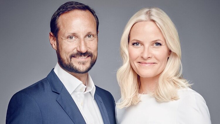 Haakon y Mette-Marit de Noruega en un retrato oficial