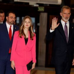 La Princesa Leonor, acompañada de su padre, a su llegada al XXX Concierto Premios Princesa de Asturias