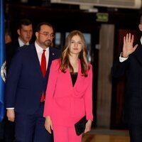 La Princesa Leonor, acompañada de su padre, a su llegada al XXX Concierto Premios Princesa de Asturias