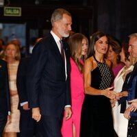 La Reina Letizia saluda a las autoridades antes de acceder al XXX Concierto Premios Princesa de Asturias