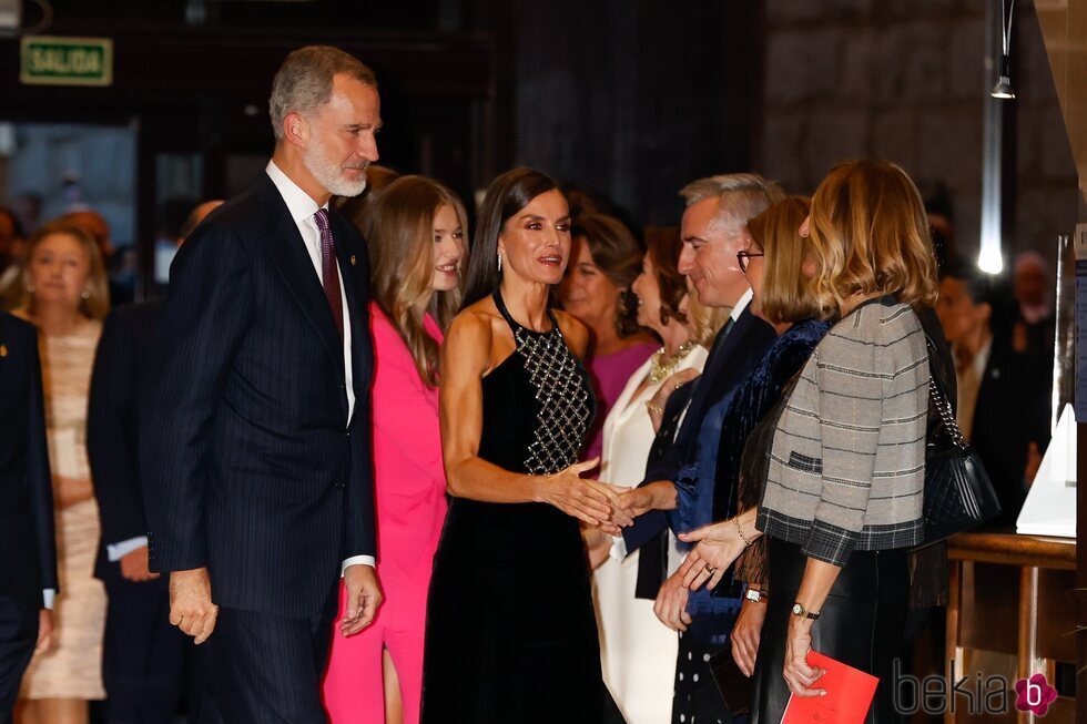 La Reina Letizia saluda a las autoridades antes de acceder al XXX Concierto Premios Princesa de Asturias