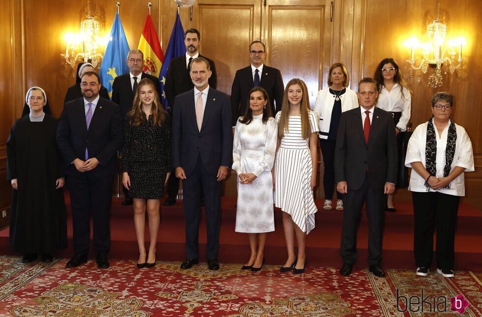 Los Reyes de España y sus hijas reciben a los galardonados de los Premios Princesa de Asturias 2022