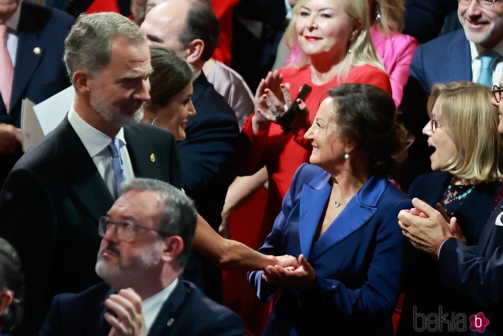 La Reina Letizia saluda a su madre en los Premios Princesa de Asturias 2022