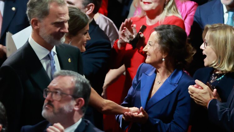 La Reina Letizia saluda a su madre en los Premios Princesa de Asturias 2022