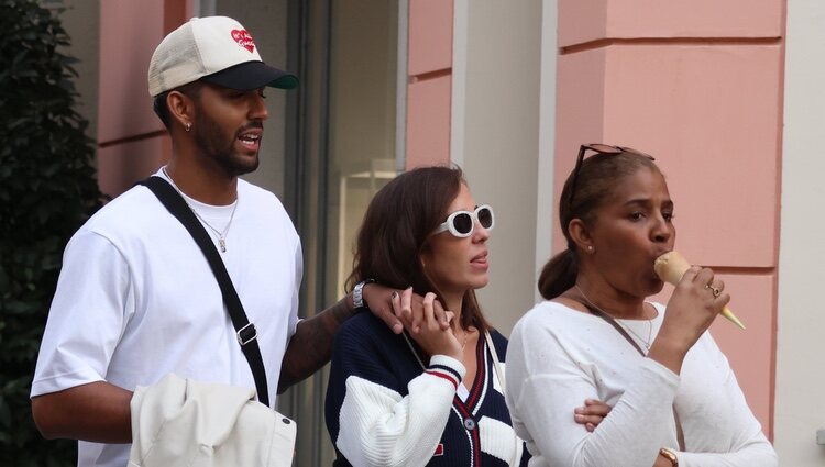 Anabel Pantoja con Yulen Pereira y Arelys, su madre, de compras