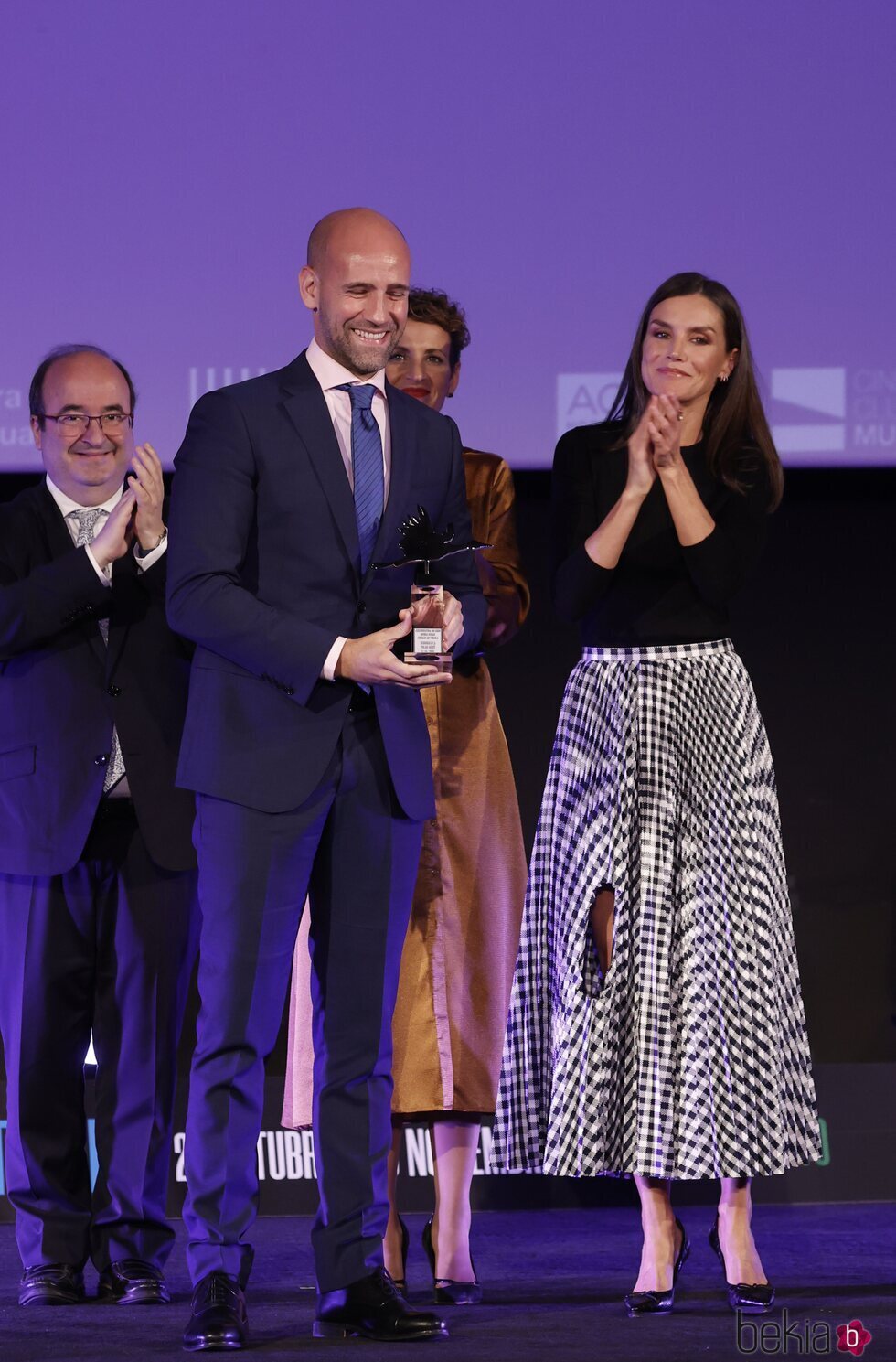 La Reina Letizia le entrega a Gonzalo Miró un premio póstumo en el homenaje a su madre Pilar Miró