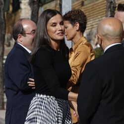 La Reina Letizia saludando a la Alcaldesa y la directiva de la Ópera Prima en el Festival de Tudela