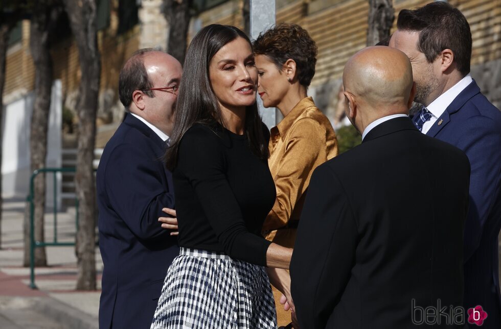 La Reina Letizia saludando a la Alcaldesa y la directiva de la Ópera Prima en el Festival de Tudela