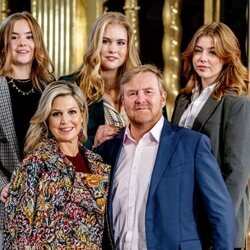 Los Reyes Guillermo Alejandro y Máxima de Holanda posan con sus hijas Amalia, Alexia y Ariane en una exposición en la Nieuwe Kerk