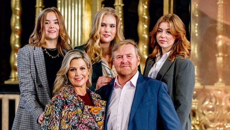 Los Reyes Guillermo Alejandro y Máxima de Holanda posan con sus hijas Amalia, Alexia y Ariane en una exposición en la Nieuwe Kerk