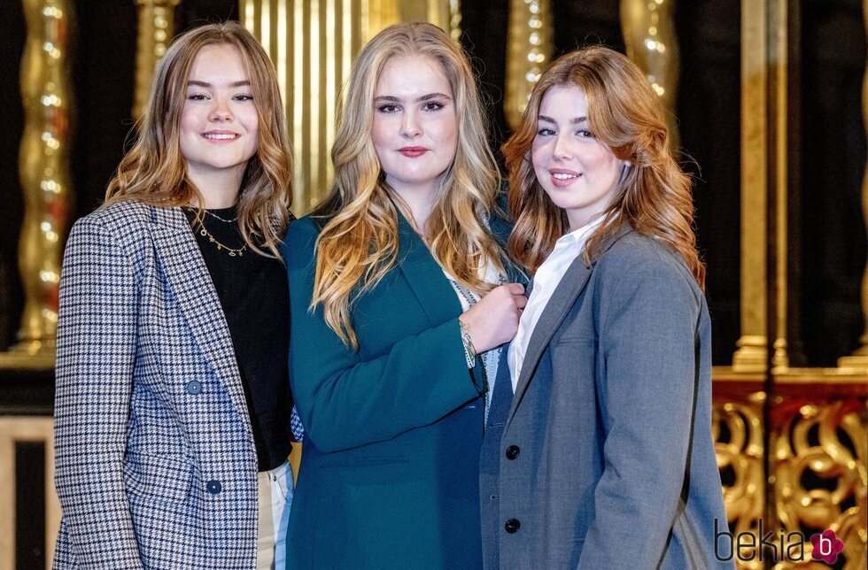 Las Princesas Ariane, Amalia y Alexia de Holanda en una exposición en la Nieuwe Kerk