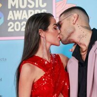 Violeta Mangriñán y Fabio Colloricchio besándose en Los 40 Music Awards 2022