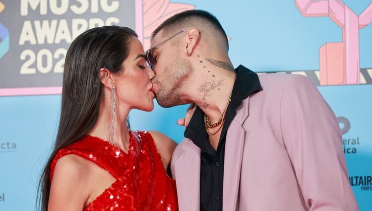 Violeta Mangriñán y Fabio Colloricchio besándose en Los 40 Music Awards 2022