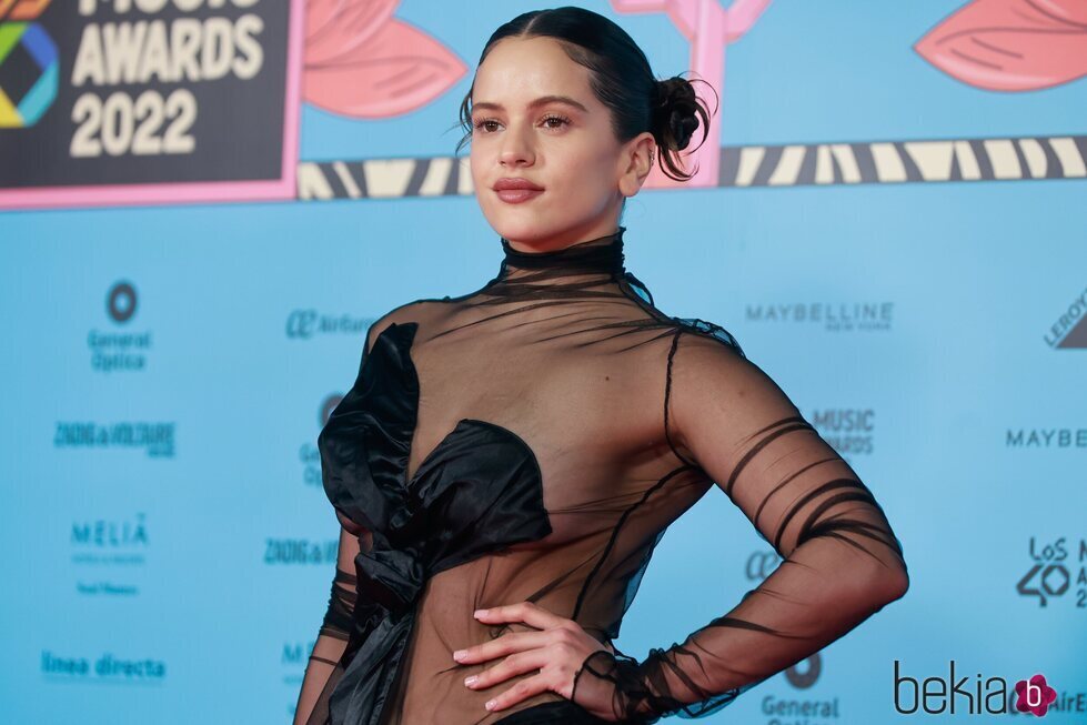 Rosalía posando en Los 40 Music Awards 2022