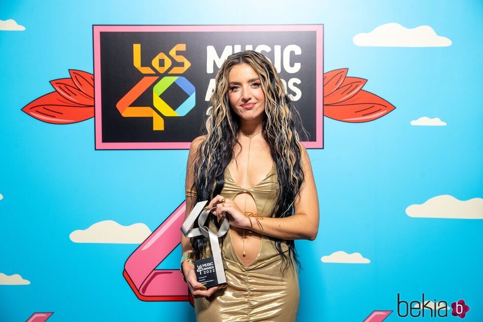 Lola Índigo con su premio de Los 40 Music Awards 2022