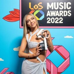 Ana Mena con su premio de Los 40 Music Awards 2022