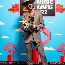 Leiva con su premio de Los 40 Music Awards 2022