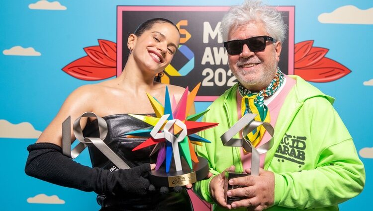 Rosalía y Pedro Almodóvar con sus premios de Los 40 Music Awards 2022