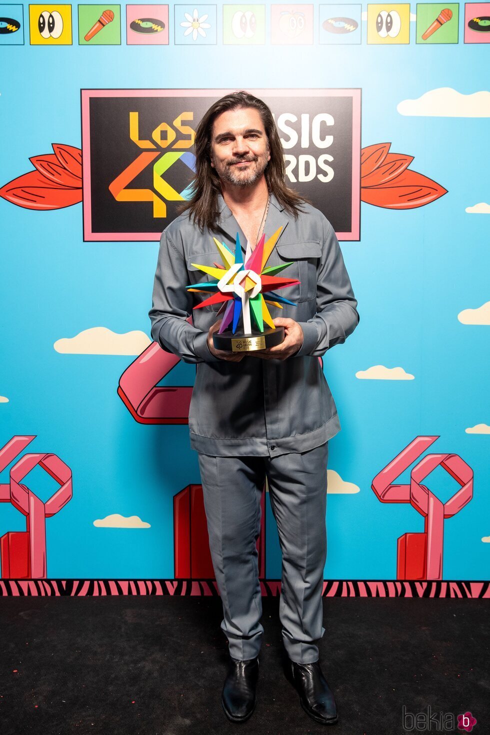 Juanes con su premio de Los 40 Music Awards 2022