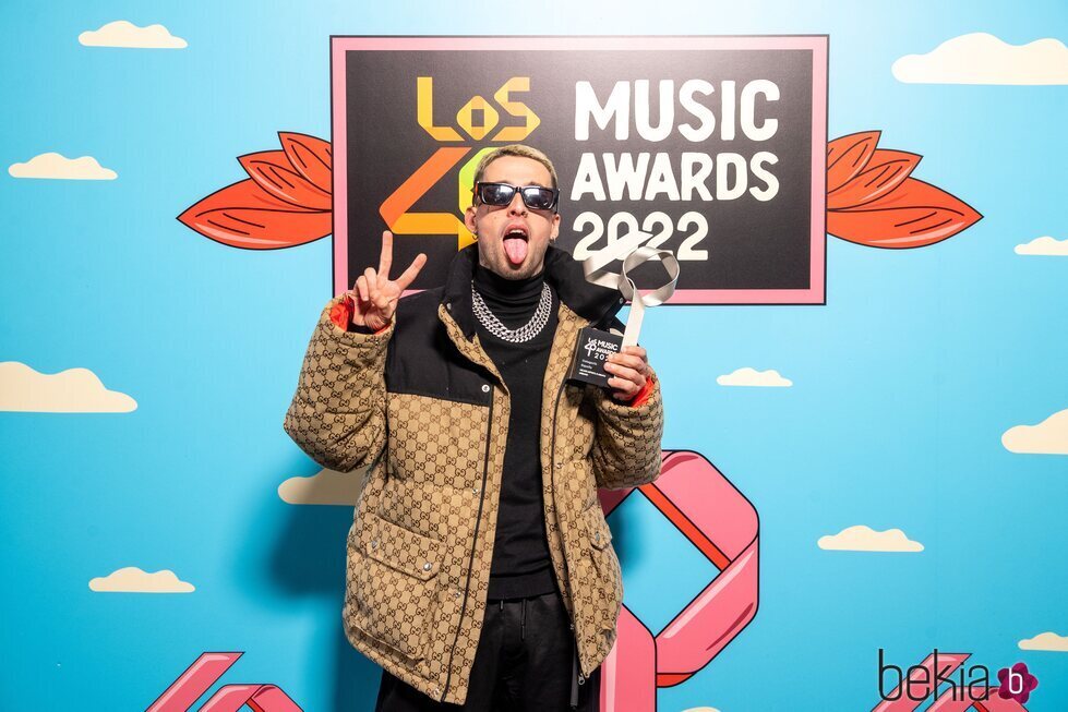 Maikel Delacalle con su premio de Los 40 Music Awards 2022