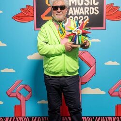 Pedro Almodóvar con su premio de Los 40 Music Awards 2022