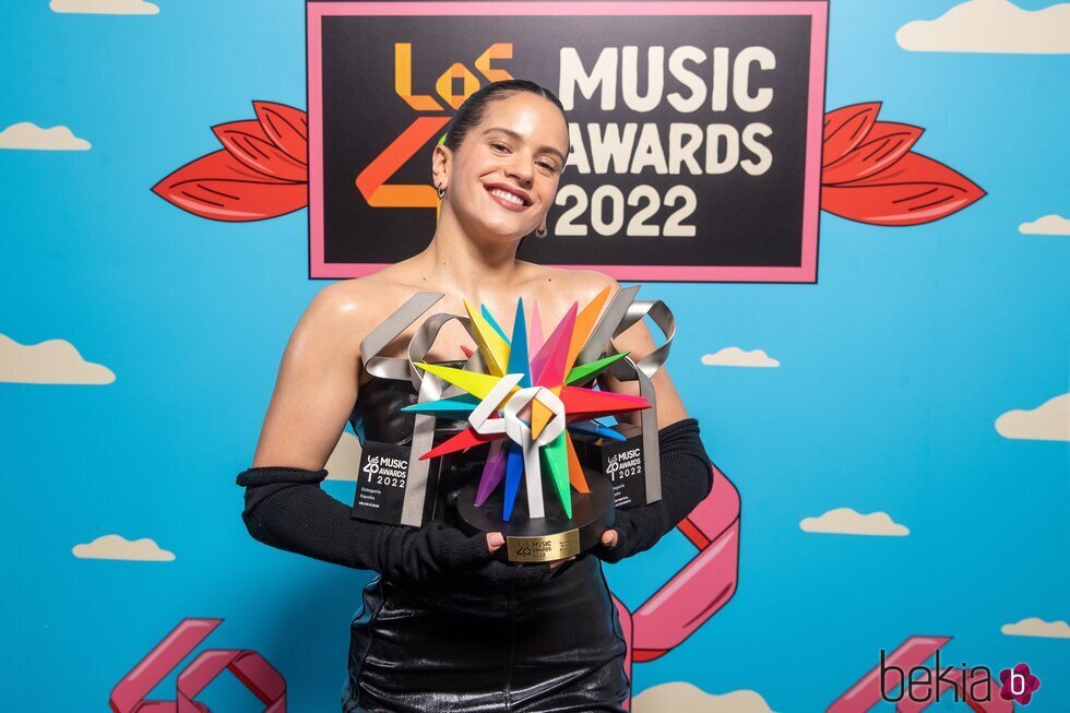 Rosalía posa con sus premios de Los 40 Music Awards 2022