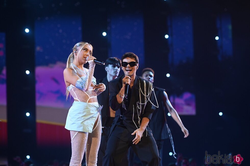 Ana Mena y Abraham Mateo en la gala de Los 40 Music Awards 2022