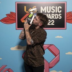 Dani Fernández con su premio de Los 40 Music Awards 2022