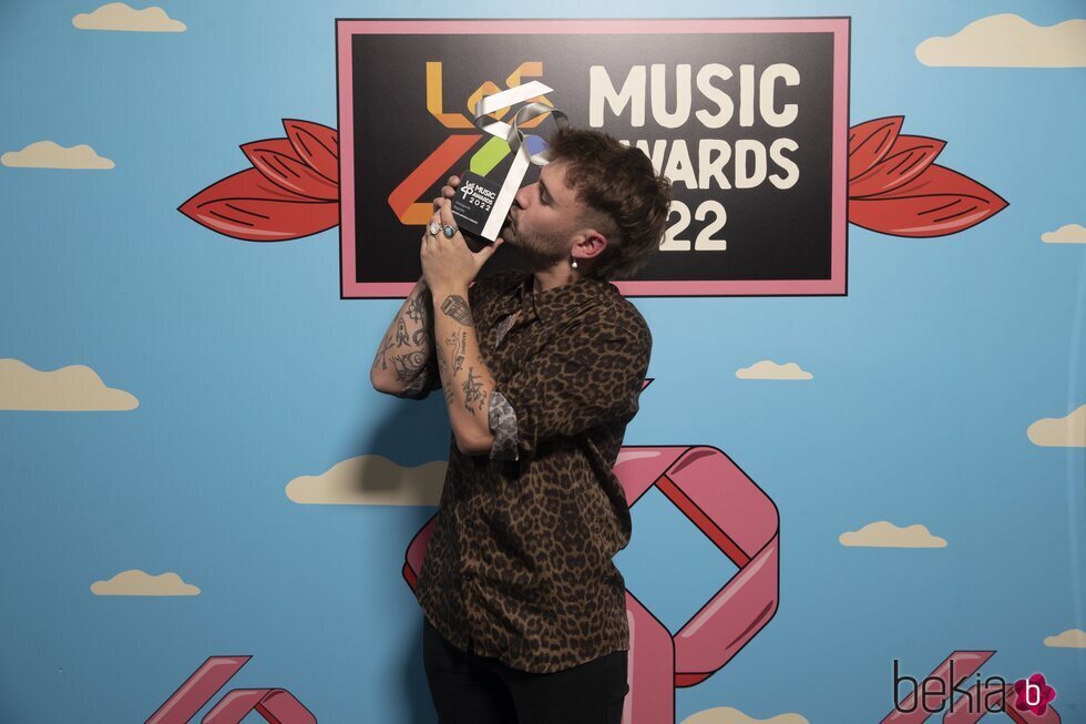 Dani Fernández con su premio de Los 40 Music Awards 2022