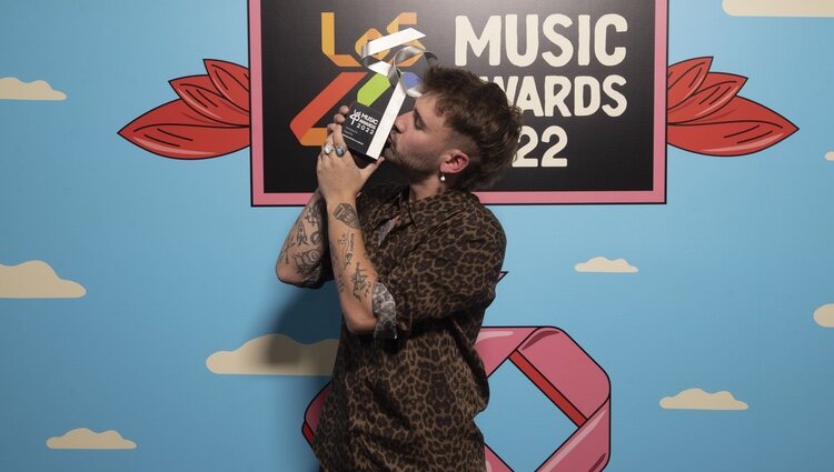 Dani Fernández con su premio de Los 40 Music Awards 2022