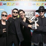 Morat con su premio en Los 40 Music Awards 2022