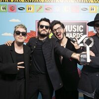 Morat con su premio en Los 40 Music Awards 2022