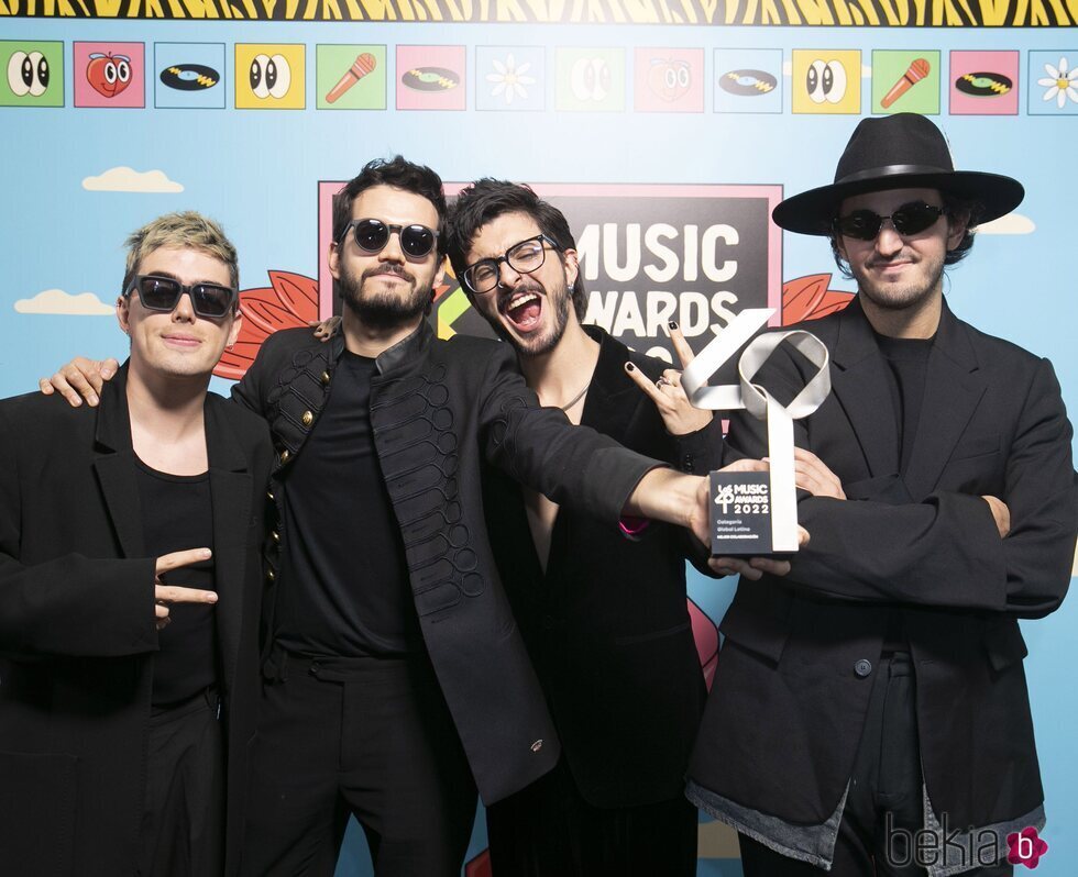 Morat con su premio en Los 40 Music Awards 2022