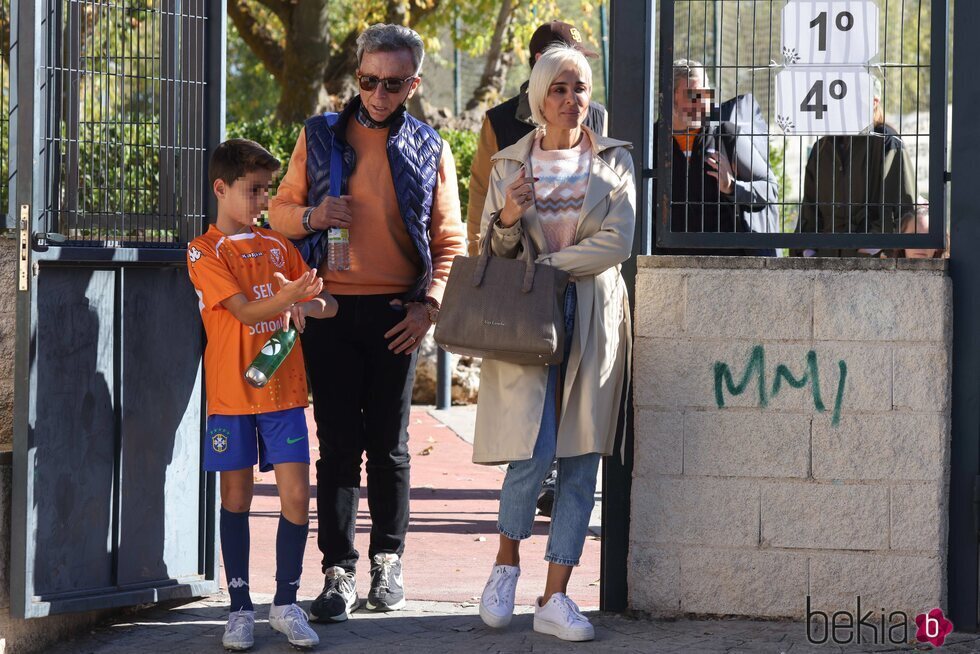 José Ortega Cano y Ana María Aldón junto a su hijo saliendo de un partido de fútbol