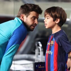 Gerard Piqué con su hijo Milan en su último partido con el F.C. Barcelona