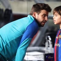 Gerard Piqué con su hijo Milan en su último partido con el F.C. Barcelona