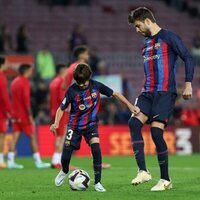 Gerard Piqué jugando al fútbol con sus hijos Milan y Sasha en su último partido con el Barça