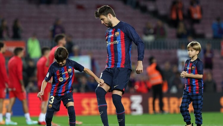 Gerard Piqué jugando al fútbol con sus hijos Milan y Sasha en su último partido con el Barça