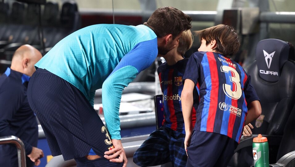 Gerard Piqué besando a sus hijos Milan y Sasha en su último partido con el Barça