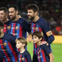 Gerard Piqué y sus hijos Milan y Sasha en su último partido con el Barça